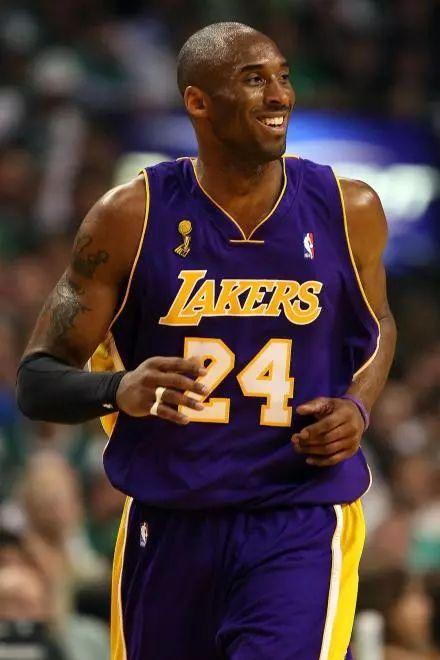 阿贾克斯客场4-2卡拉巴赫，格洛赫双响，多尔贝格、加埃建功（阿贾克斯客场4-2击退卡拉巴赫：格洛赫梅开二度，多尔贝格、加埃破门）