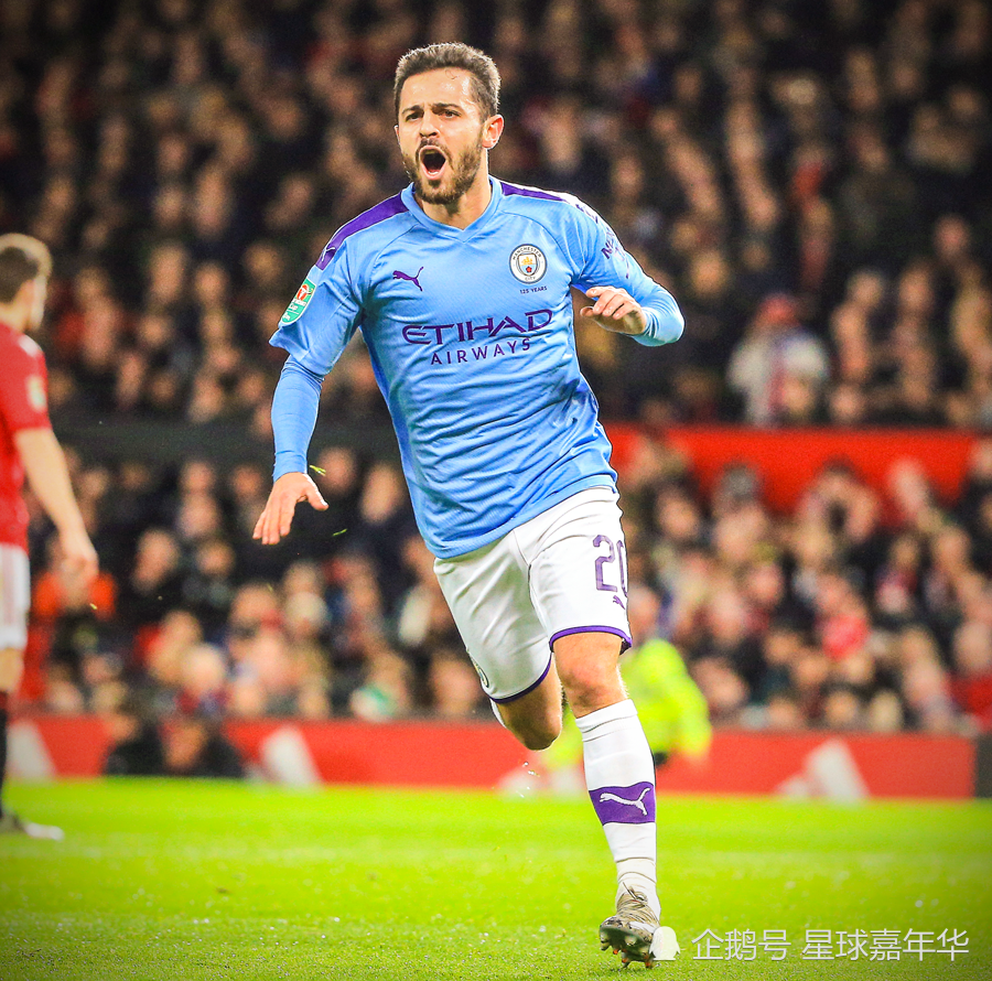 梅西雕像揭幕仪式上，梅西与宝莱坞影星沙鲁克-汗合影（梅西雕像揭幕现场，梅西与宝莱坞巨星沙鲁克·汗同框合影）