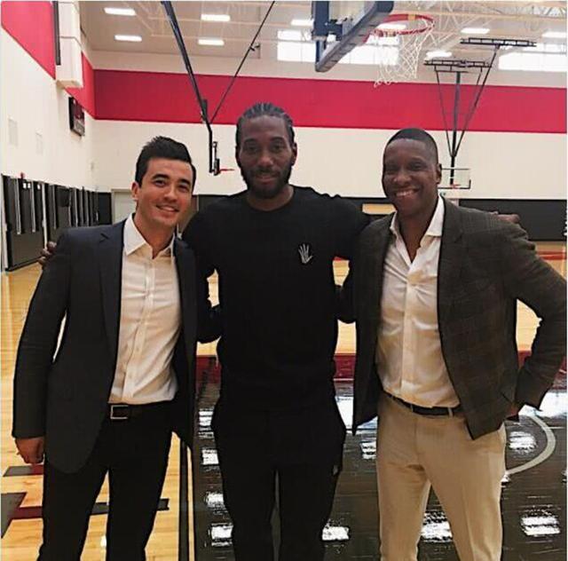 “罗马队友基情互动”，德罗西赛后新闻发布会被哲科亲吻（罗马队友展现兄弟情：哲科赛后发布会上亲吻德罗西）