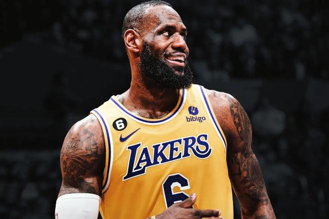 记者：埃斯特旺已抵达伦敦，将于周一加入切尔西的训练（埃斯特旺飞抵伦敦，将于周一参加切尔西训练）