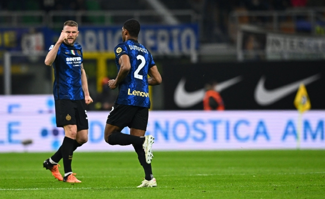 世界杯三个东道主墨加美依次被分至ABD三组，不用参与抽签（世界杯东道主墨西哥、加拿大、美国直接落位A、B、D组三，无需抽签）