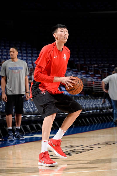 湖人詹姆斯关键发挥险胜76人，刷新个人40岁后得分纪录，豪取17胜稳居西部第二。（詹姆斯末节发力助湖人险胜76人，40岁后得分再创新高，豪取17胜稳居西部第二）